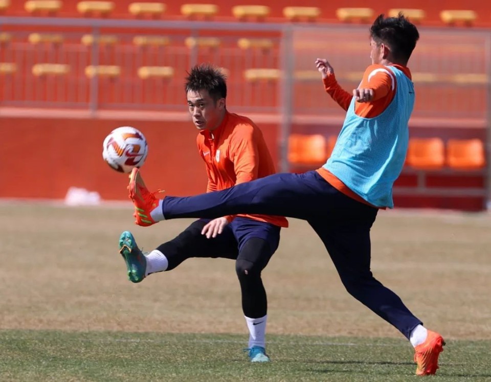 熊猫直播-摩托车赛夜战：剑门天虎队逆转东城霹雳队，主帅临场妙招防守强度拉满的简单介绍