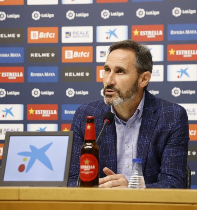 熊猫直播- 上海久事训练开放日，转会期官宣签约引欢呼，德甲在即，控场能力受关注